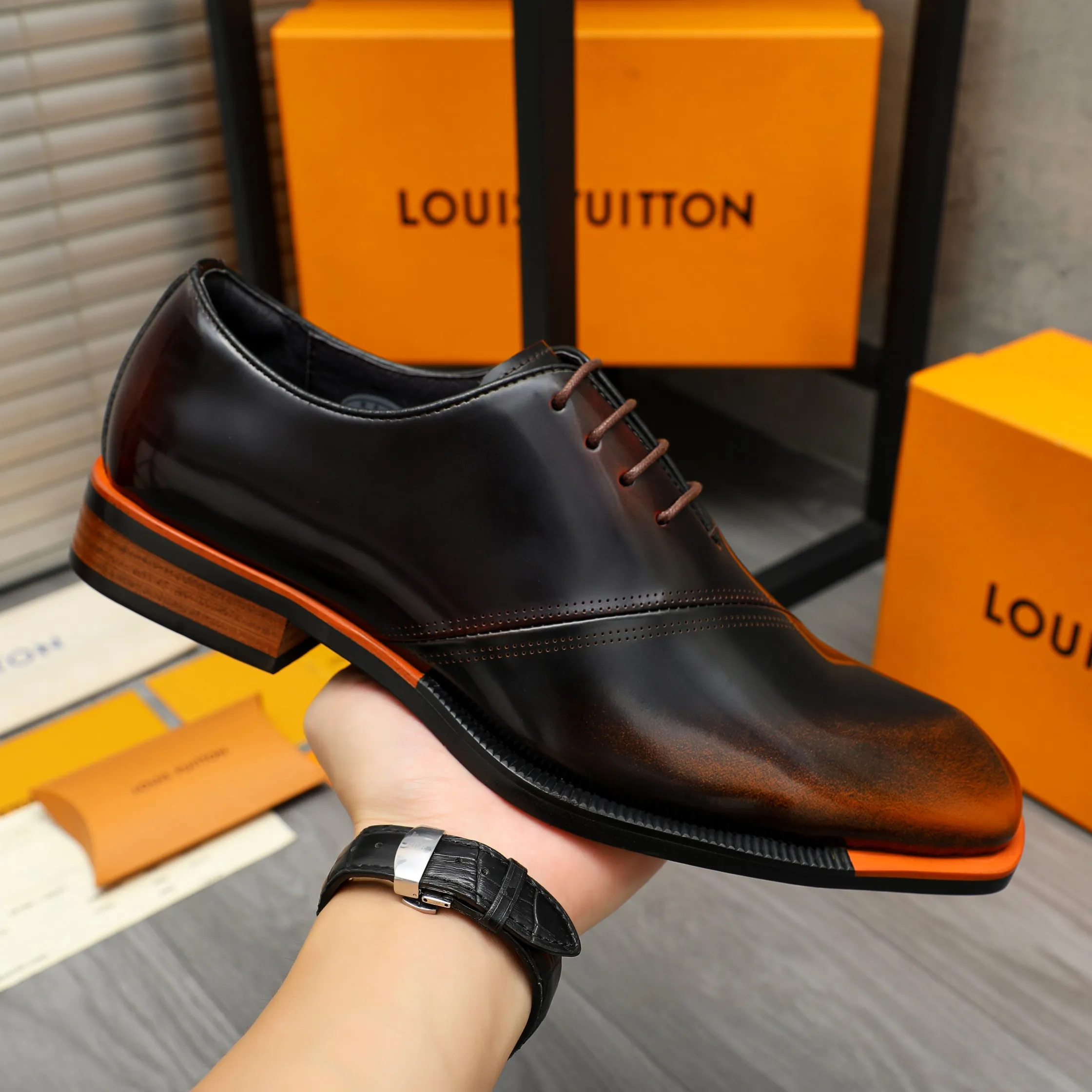 Men's shoes 💰580 Product trademark: LV "Louis Vuitton" business lace-up formal leather shoes Regular size: 37-46 Product material: Selected color rubbed cowhide upper, pigskin lining, rubber outsole